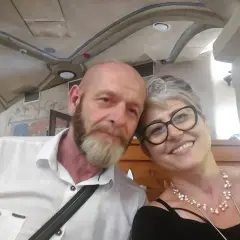 Uśmiechnięta para, on z brodą w białej koszuli, ona w okularach i perłach. Może to sekret, jak rozkochać żonę na nowo?