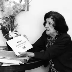 Mira Zimińska-Sygietyńska prezentuje śpiewniki z pieśniami polskich burszów.
