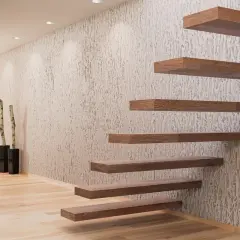 Moderne Treppe mit Holzstufen vor einer Wand in Wischtechnik. Zwei Birkenäste in schwarzen Vasen ergänzen das Ambiente.