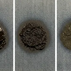 Trois étapes montrant comment enlever de la graisse mécanique sur un vêtement : tache liquide, pâteuse puis sèche.