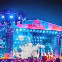 Koncertowa noc na festiwalu, gdzie światła, dym i tłum tworzą atmosferę jednego z najbardziej imprezowych miast w Polsce.