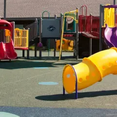Bunter Spielplatz in Burscheid indoor mit Rutschen, Tunnel und Klettergerüst.