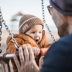 Chłopiec na huśtawce z ojcem. Czy matka ma prawo wiedzieć, gdzie ojciec zabiera dziecko?