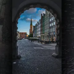 Deszczowe popołudnie w Gdańsku? Spacer po Długim Targu, podziwianie kamienic i wieży Ratusza. Idealne miejsce, by schować się pod łukiem i poczuć atmosferę miasta.