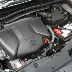 Silnik D-4D w Toyota Avensis T27, z widocznym akumulatorem i elementami układu dolotowego.