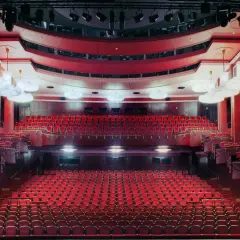 Czerwone fotele teatru w Warszawie czekają na widzów. Co jest grane?