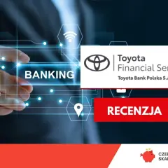 Dowiedz się, toyota bank co to za bank. Logo Toyota Financial Services i przycisk "Recenzja" na tle cyfrowego ekranu.