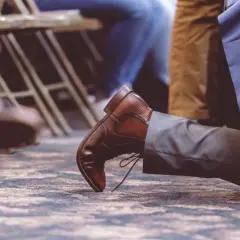 Na które kolano się klęka w kościele? Ważne zasady i symbole