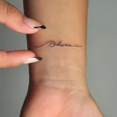 Delikatny tatuaż nutka na nadgarstku. Symbolizuje miłość do muzyki i pasję.