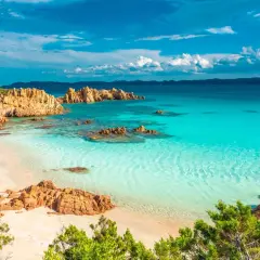 Traumhafte Bucht mit türkisfarbenem Wasser und Felsen an der Costa Smeralda, Sardinien.