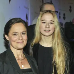 Pernilla August med sitt barn på en tillställning.