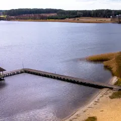 Drewniane molo z altaną na jeziorze w Swornegaciach na Kaszubach. Piękny krajobraz jesienny.