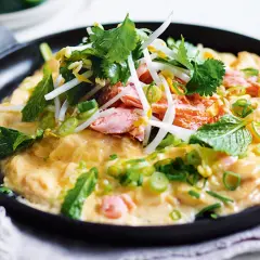 Leckeres Lachs-Omelett mit Sojasprossen und Minze – perfekt für das **Essen bei warmen Wetter**.