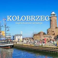 Kołobrzeg atrakcje: statek piracki i latarnia morska przy nabrzeżu pełnym turystów.