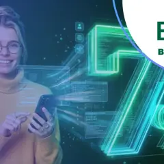 Uśmiechnięta kobieta z telefonem w ręku, obok logo BÓŚ Bank. Neonowe cyfry i znaki procentów sugerują wysokie oprocentowanie konta oszczędnościowego.