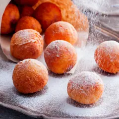 Frisch gebackene Quarkkrapfen werden mit Puderzucker bestäubt. Ein köstliches Quarkkrapfen Rezept zum Nachbacken.