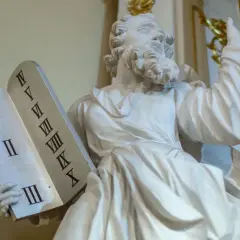 Jaką modlitwę wybrać zamiast mszy? Sprawdź najlepsze alternatywy!