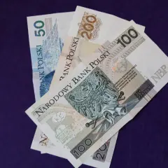 Polskie banknoty: 50, 100, 200 zł. Taka kwota może być czyjąś darowizną.