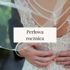 Para obejmuje się czule, celebrując 30 rocznicę ślubu. Delikatny welon i koronka sukni ślubnej podkreślają wyjątkowość chwili.
