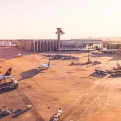 Jak skutecznie poruszać się po lotnisku we Frankfurcie? Wskazówki i transport