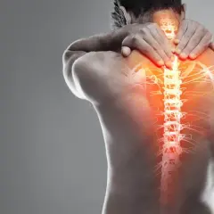 Uomo con mani sul collo e schiena, evidenziata la colonna vertebrale con zone rosse di dolore, indicando una contrattura dorsale.