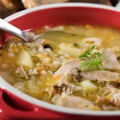 Pyszny krupnik, jak u babci, z kawałkami mięsa, ziemniaków i kaszy pęczak. Idealny na chłodne dni.