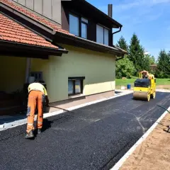Ile kosztuje asfalt na podjazd? Sprawdź, co wpływa na ceny