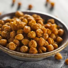 Un tazón lleno de garbanzos fritos crujientes y dorados, perfectos para un snack saludable.