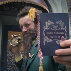 Pan Kleks z paszportem Akademii Pana Kleksa 3 i budzikiem.