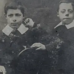 Dwaj chłopcy w strojach z epoki, być może młodzi adam mickiewicz dzieci, pozują do portretu.