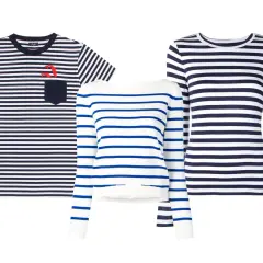 Drei gestreifte Damenoberteile: ein kurzärmeliges mit Anker-Applikation, ein weiß-blau gestreifter Pullover und ein blau-weiß gestreiftes Langarmshirt.