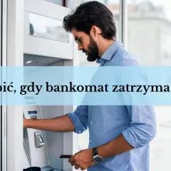 Mężczyzna przy bankomacie, który zatrzymał kartę. Dowiedz się, jak odblokować kartę bankomatową w takiej sytuacji.