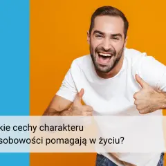Uśmiechnięty mężczyzna pokazuje kciuki w górę, symbolizując dobre cechy charakteru i sukces.