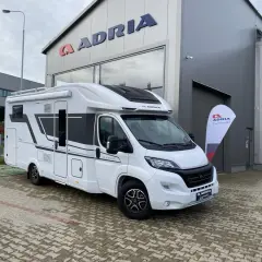 Nowy kamper Adria Matrix 670 SL lśni bielą przed salonem. Gotowy na przygody!