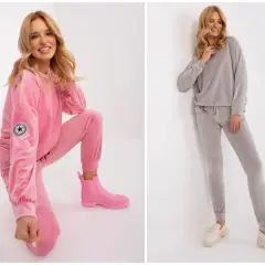 Dwie kobiety prezentują stylową odzież turecką damską: różowy welurowy dres i szary komplet.