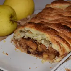 Strudel de manzana con hojaldre dorado y crujiente, relleno de trozos de manzana y pasas. ¡Perfecto para tu próxima receta!