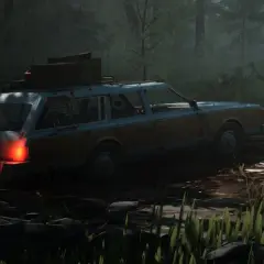 Stary kombi z bagażem na dachu, z zapalonymi czerwonymi światłami, utknął na błotnistej drodze w lesie. To może być początek niebezpiecznej przygody w Pacific Drive.