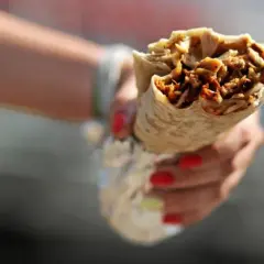 Ile kosztuje kebab z baraniny? Ceny w różnych miastach Polski