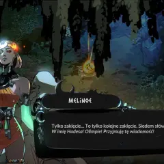 Melinoë z Hades 2, w pomarańczowej sukience, mówi: "Tylko zaklęcie... Siedem słów... W imię Hadesa!".