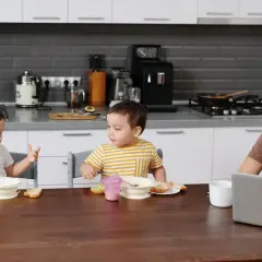 Mama rozmawia z dziećmi przy stole, kiedy dziecko zaczyna rozumieć świat.