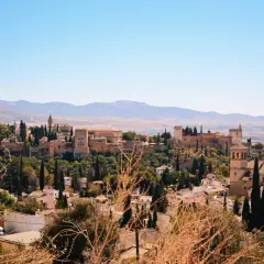 Widok na Alhambrę i miasto Granada. Warto zobaczyć to wspaniałe miejsce, pełne historii i piękna.