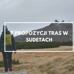 Turystka z plecakiem i kijkami maszeruje przez trawiaste zbocze w kierunku masywu Śnieżnika.