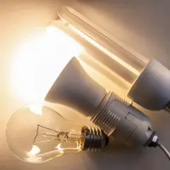 Tradycyjna żarówka i świetlówka energooszczędna, porównanie ich parametrów.