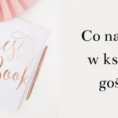Elegancka księga gości z napisem "Guest Book" i różowym długopisem. Obok ozdobne wachlarze. Pytanie: "Co napisać w księdze gości?".