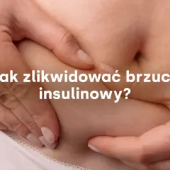 Dłonie ściskają skórę na brzuchu, sugerując problem z nadwagą, znaną jako brzuch insulinowy.