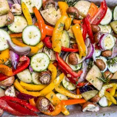 Buntes Gemüse wie Zucchini, Paprika, Pilze und rote Zwiebeln, mariniert für italienische Antipasti.