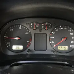 Wskaźniki samochodowe: obrotomierz, prędkościomierz, wskaźnik paliwa i temperatury. Licznik przebiegu pokazuje 231420 km. Czas 8:51. Wymiana licznika w samochodzie?