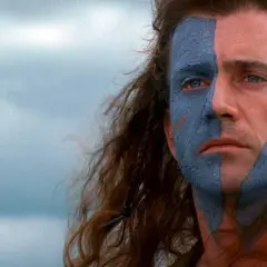 William Wallace z "Braveheart" z niebieską farbą na twarzy, gotowy do walki. Obsada "Waleczne Serce" w akcji.