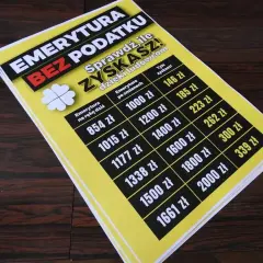 Żółta plansza z tabelą porównującą emeryturę "na rękę dziś" i "po zmianach", z kolumną "Tyle zyskasz!".