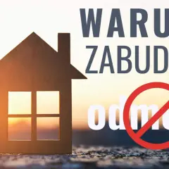 Drewniany domek na tle zachodu słońca. Napis "WARUNKI ZABUDOWY" i przekreślone słowo "odmowa". Kto wydaje warunki zabudowy?